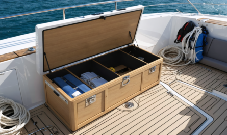 découvrez comment créer un coffre de rangement sur mesure pour votre bateau avec notre guide pratique étape par étape, pour optimiser l'espace et organiser votre matériel nautique.